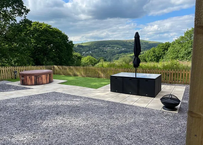Three Bed Static Caravan With Fantastic Views And Hottub