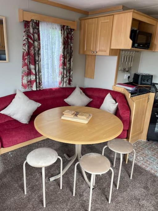 Three Bed Static Caravan With Fantastic Views And Hottub Holiday home