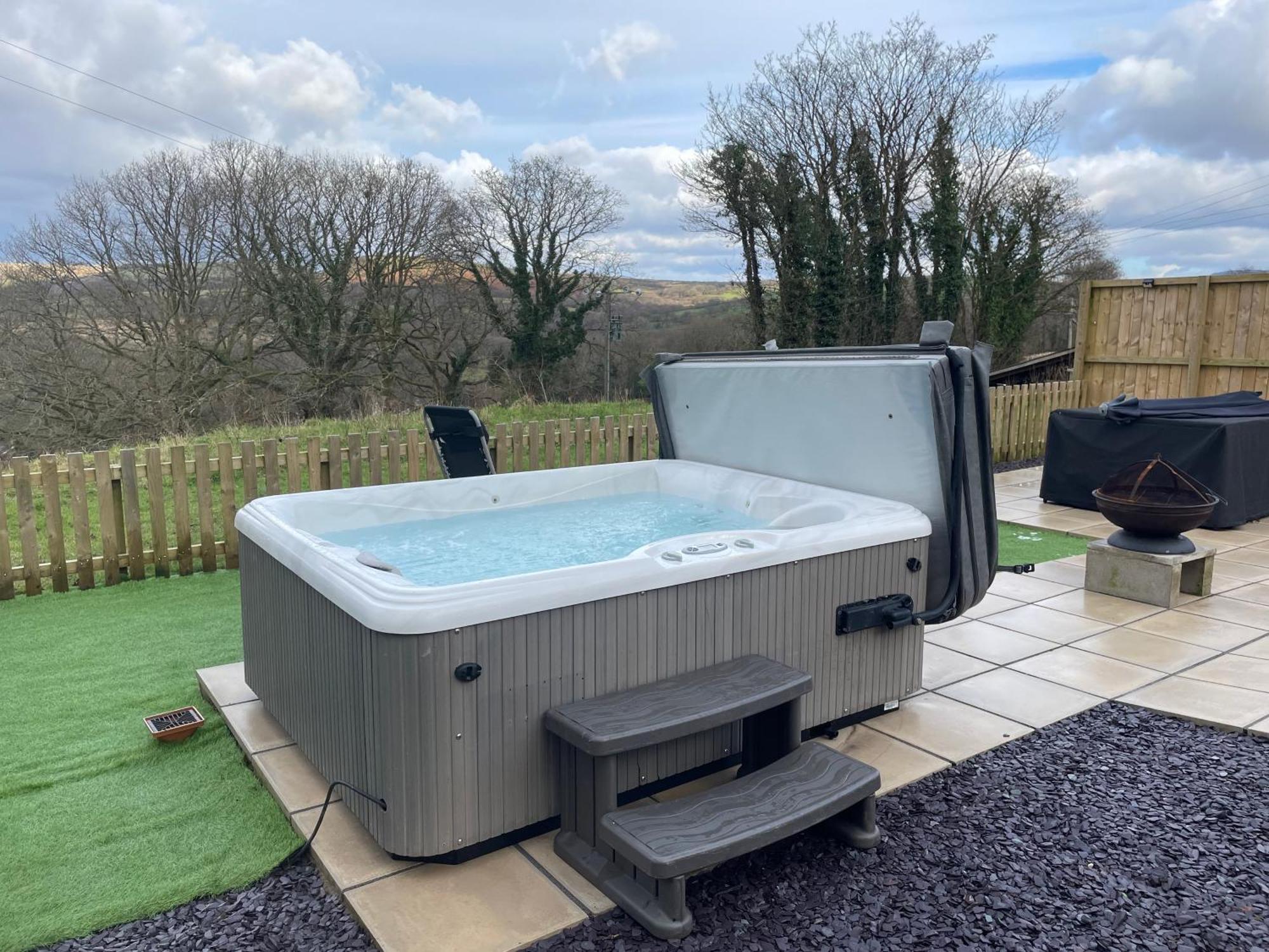 Three Bed Static Caravan With Fantastic Views And Hottub Holiday home Swansea